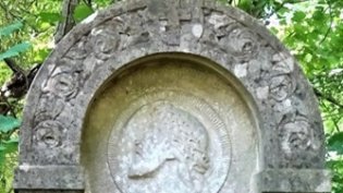 Ornamentale Gestaltung des Grabmales Pety